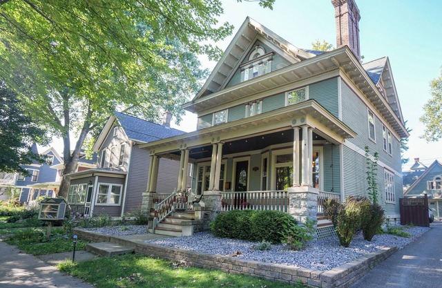 Spacious 5-bedroom Historic Townhome in Brilliant Saint Paul