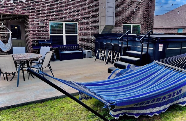 Spacious 5 Bedroom Home, Huge Swim Spa & Private Theater with Popcorn Machine!