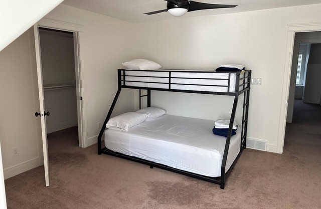 Spacious 5-bedroom house with WiFi, AC in amazing Raymond