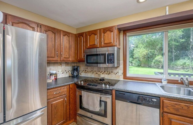 Spacious 5-bedroom house in charming Canadian Lakes