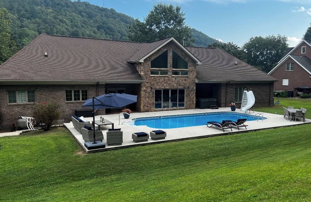 Spacious 5-bedroom house in historic Harlan! In-ground Pool/Hot Tub/Game Room