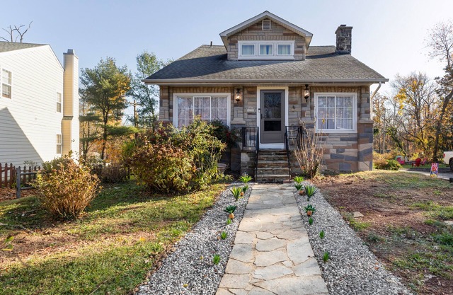 Spacious 5-bedroom Pineapple House in wonderful Pikesville/10PPL/Pets/WiFi