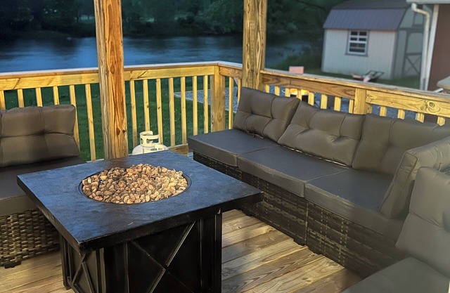 Spacious 5-bedroom river house in charming Deposit