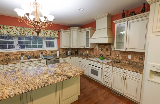 Spacious 5-bedroom house with WiFi and AC in charming Martinsville