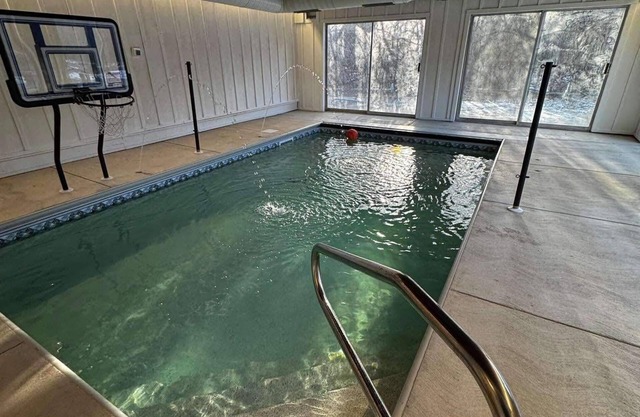 Spacious 5-bedroom house in awesome River Hills with an INDOOR POOL!