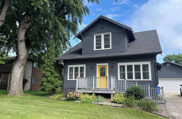 Spacious 5-bedroom Sioux Center house that's a short walk from Dordt
