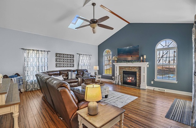 Spacious 5 Bedroom w/Pool, Patio and Theaternn