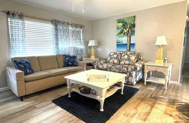 Spacious 5 Bedrooms Close to Beach, Mall, Movies!