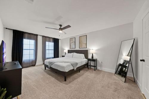 Spacious 6 Bed House near Airport, Pet-Friendly, Close to AFB
