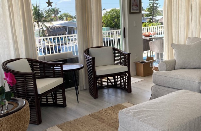 Spacious 6-bedroom- 2 kitchen Duplex in beautiful Key Colony Beach