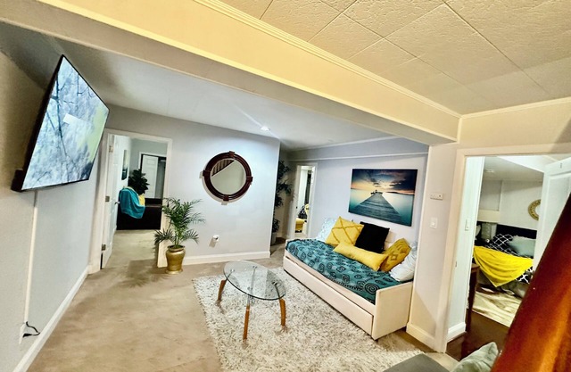 Spacious 6-bedroom house with WiFi, AC in fabulous Silver Spring