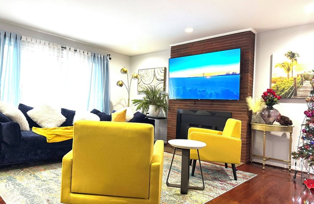 Spacious 6-bedroom house in charming Silver Spring with WiFi, AC