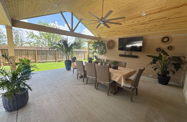 Spacious 6-bedroom 1 story house in fantastic Cypress with WiFi, AC