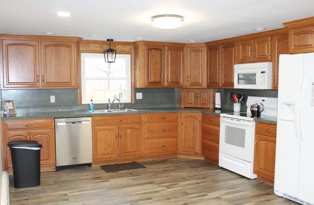Spacious 6-bedroom farmhouse in charming Myerstown with AC, WiFi