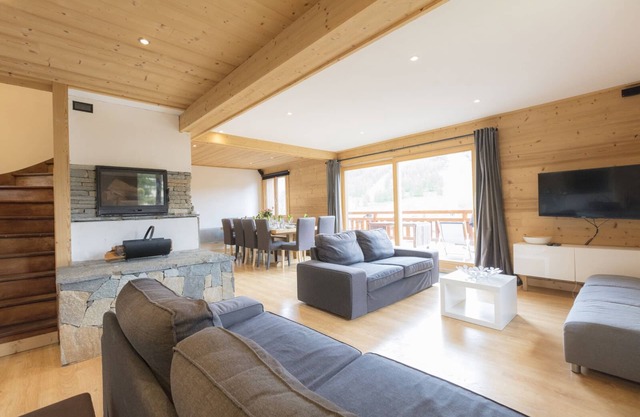 Spacious 6 bedroom chalet with sauna for up to 14 people, close to pistes