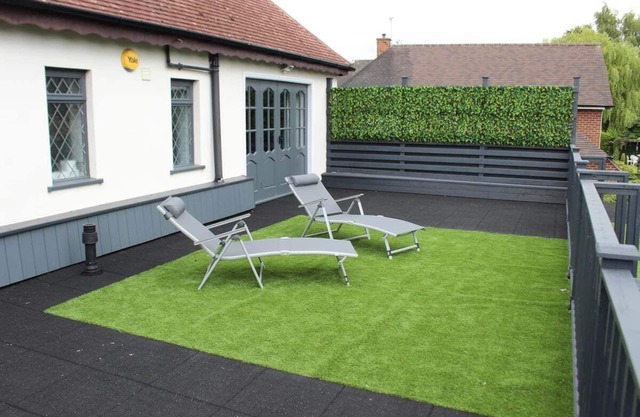 Spacious 6 bedroom home with outdoor dining area