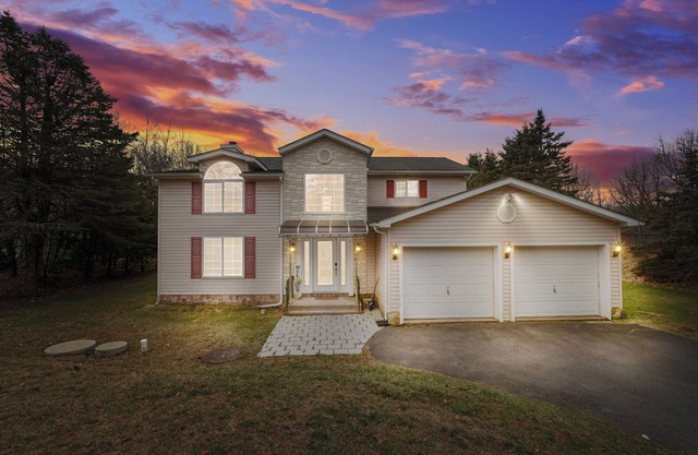 SPACIOUS 6-bedroom house with TWO MASTER BR AND BA, GAME ROOM, HOT TUB