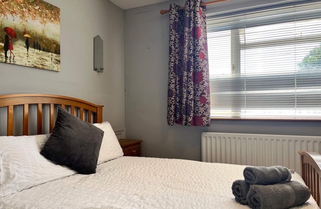Spacious 6-bedroom house - 12 min from Gatwick