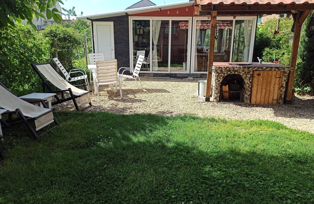 Spacious 6-bedroom house with AC and WiFi in Pomorie, 5 min walk to the beach.