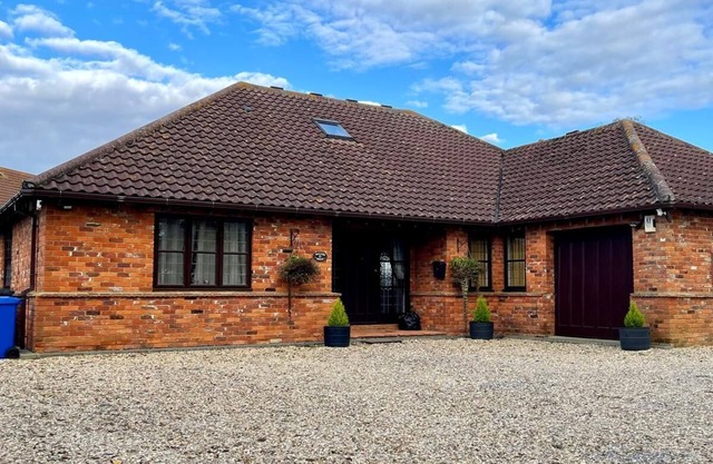 Spacious 6-bedroom house in charming Bedford with WiFi