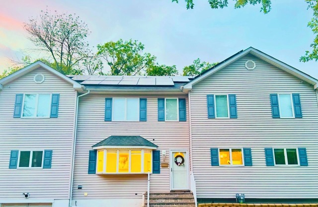 Spacious 6-bedroom house in Edison near TopGolf & Supercharge with AC, WiFi