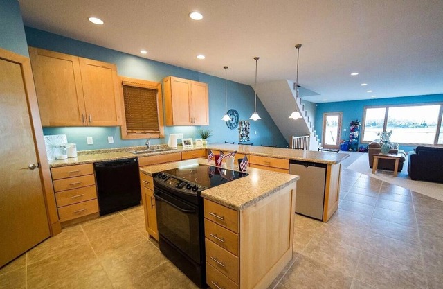 Spacious 6 Bedroom Lake Front Home with Beautiful Lake Views!