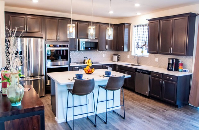 Spacious 6-Bedroom Retreat, Gym + Office