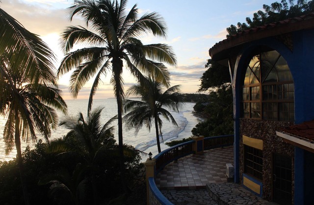 Spacious 6-bedroom villa in wonderful Las Tablas with WiFi, AC