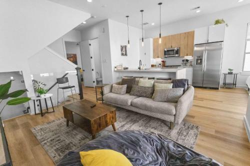 Spacious 6Br Combo sleeps 21 TMC Gym Balcony