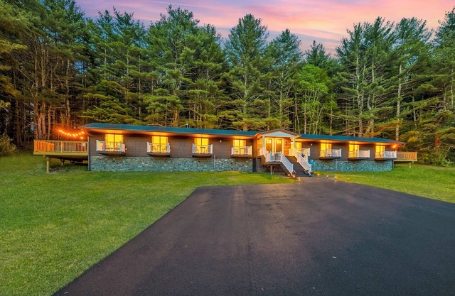 Spacious 6BR - Hot Tubs - Pond - Playground