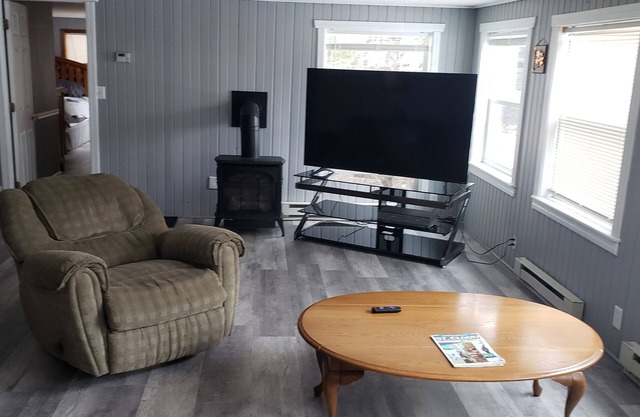 Spacious 7-bedroom 2 cabin in awesome Annandale with WiFi, AC