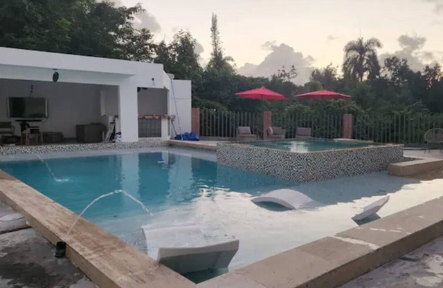 Spacious 7-bedroom House w/Heated Pool and Pool Table