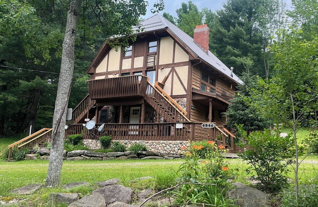 Spacious 8 Bdrm Chalet set up for entertaining!