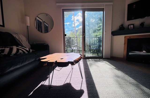 Spacious 800 sqf 2-bedroom condo 1.5 miles away from lift 1 at Taos Ski Valley!