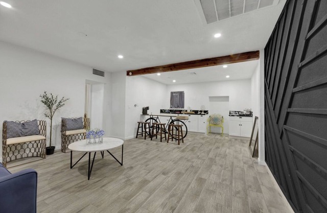 Spacious 9-bedroom house in Las Vegas 15 min to The Strip!