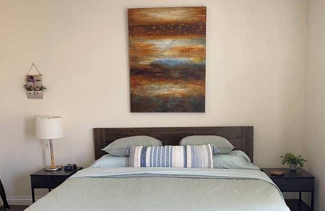 Spacious 910 sqft, firm king + firm queen, 1 block from Starbucks, parking incl.