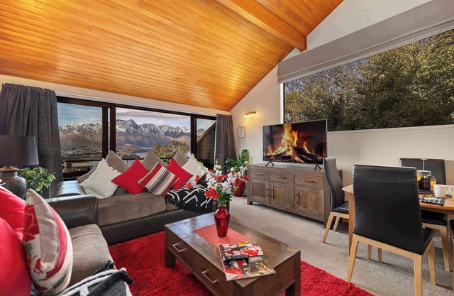 SPACIOUS ALPINE LAKE VIEW SPA TOWNHOUSE WALK TO TOWN