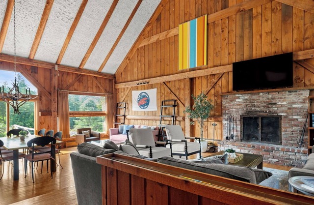 Spacious and authentic Vermont retreat in the heart of Stowe; Perfect for groups