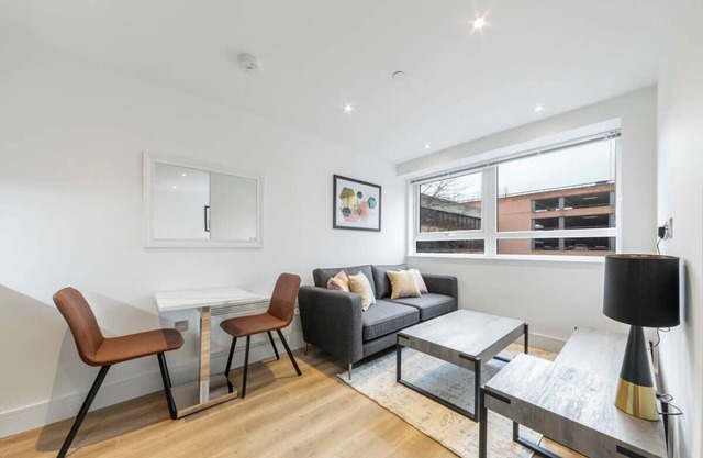 Spacious and Bright Studio in East Grinstead