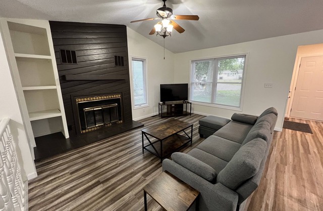 Spacious and Bright 3 Bedroom, 2 Bath Townhome Conveniently Located!