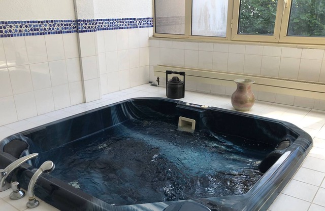 Spacious and bright villa with Jacuzzi 10 minutes from the metro
