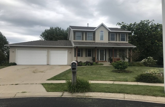 Spacious and clean house near airport, theater and shopping center