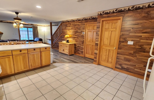 SPACIOUS AND COZY VILLA LOCATED ON RESORT WALKING DISTANCE FROM STARVED ROCK