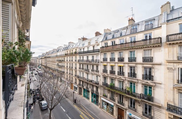 Spacious and Elegant 3BD Apartment—Rochechouart