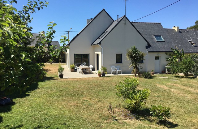 Spacious and bright house 300m from a white sand beach.