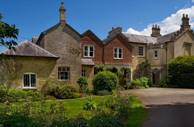 Spacious and elegant apartment in country house only 5min to Bicester Village