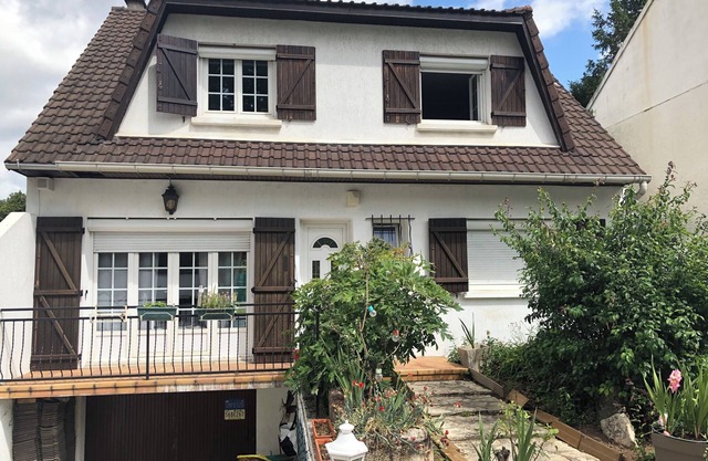 Spacious and modern 4 bedroom 2 bathroom House with garden ideal fir families