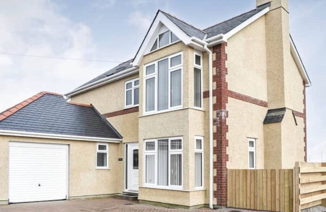 Spacious and modern 4 bedroomed detached house with panoramic views