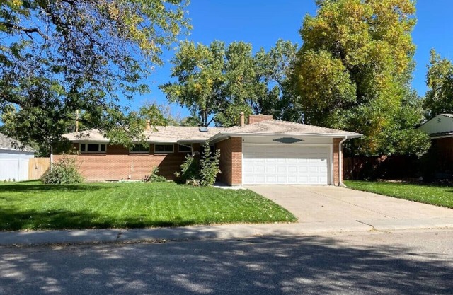 Spacious and Quiet Home in Centennial - 2 minutes from shopping and restaurants!