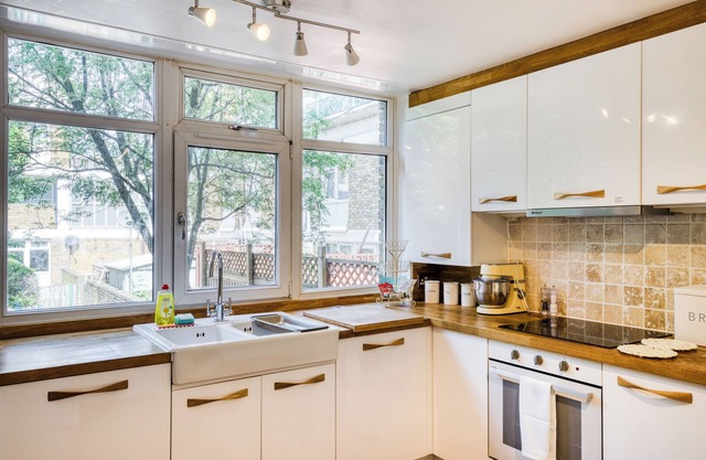 Spacious and Stylish 4BD Home with Garden, Brixton